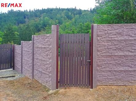 Vstup je zajištěn vrátky i vraty, | Prodej - pozemek pro bydlení, 1 516 m²