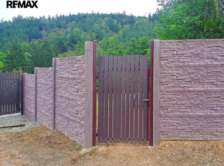 Vstup je zajištěn vrátky i vraty, | Prodej - pozemek pro bydlení, 1 516 m²