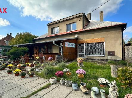 Pohled na dům z ulice | Prodej - dům/vila, 260 m²