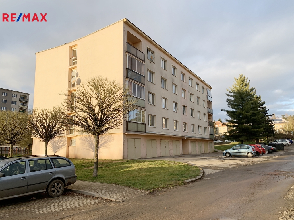 Pohled na dům z parkoviště