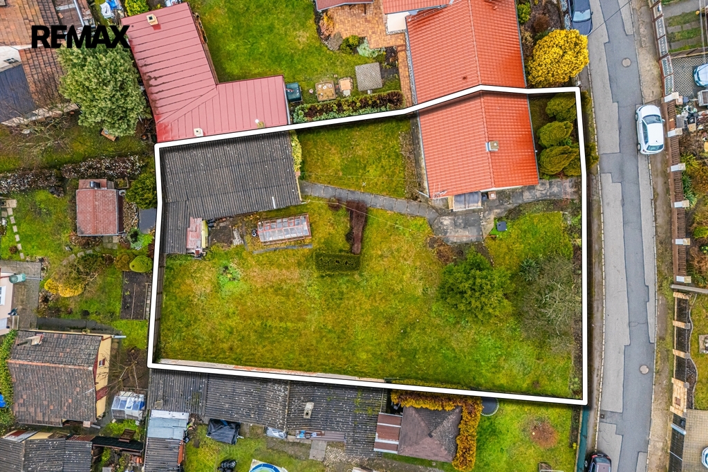 Pohled na dům a pozemek