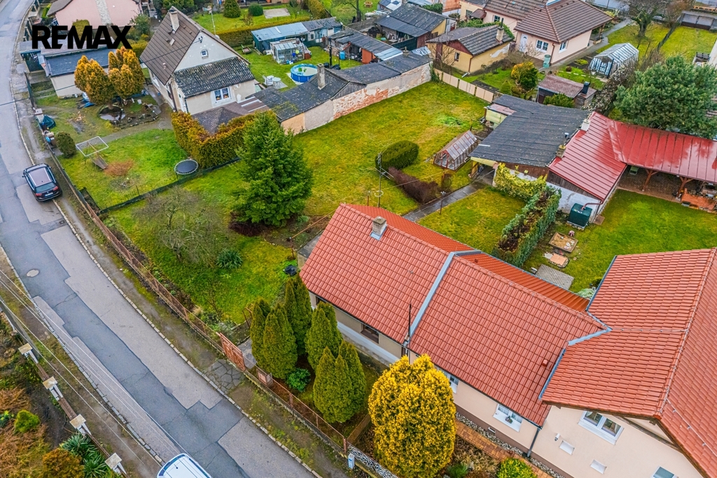 Pohled na dům a pozemek