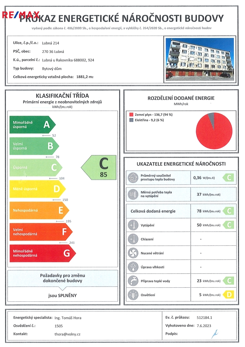 Budova je zateplená, úsporná.