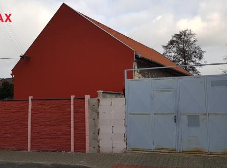 Pohled z ulice, vjezd | Pronájem - obchodní prostor, 150 m²