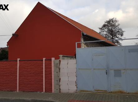 Pohled z ulice, vjezd | Pronájem - obchodní prostor, 150 m²