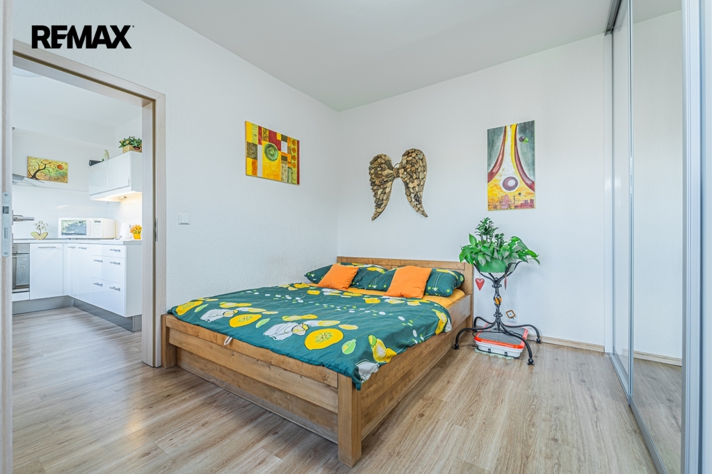 ložnice s manželskou postelí