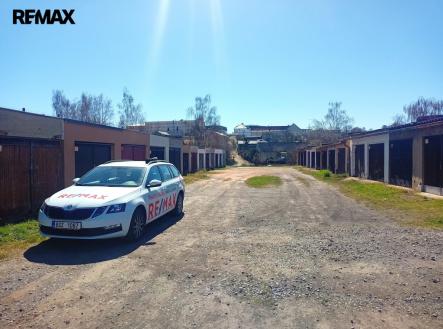 Příjezd do kolonie má zpevněný povrch, | Pronájem - malý objekt/garáž