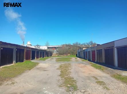 směrem k Anexii se můžete zajet otočit. | Pronájem - malý objekt/garáž