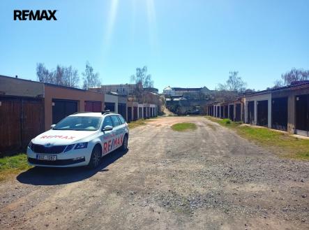 Příjezd do kolonie má zpevněný povrch, | Pronájem - malý objekt/garáž