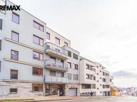 pohled na dům z ulice | Pronájem bytu, 2+kk, 56 m²