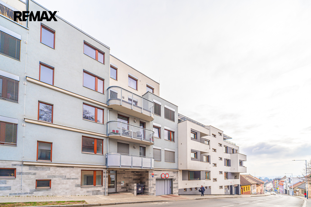 pohled na dům z ulice