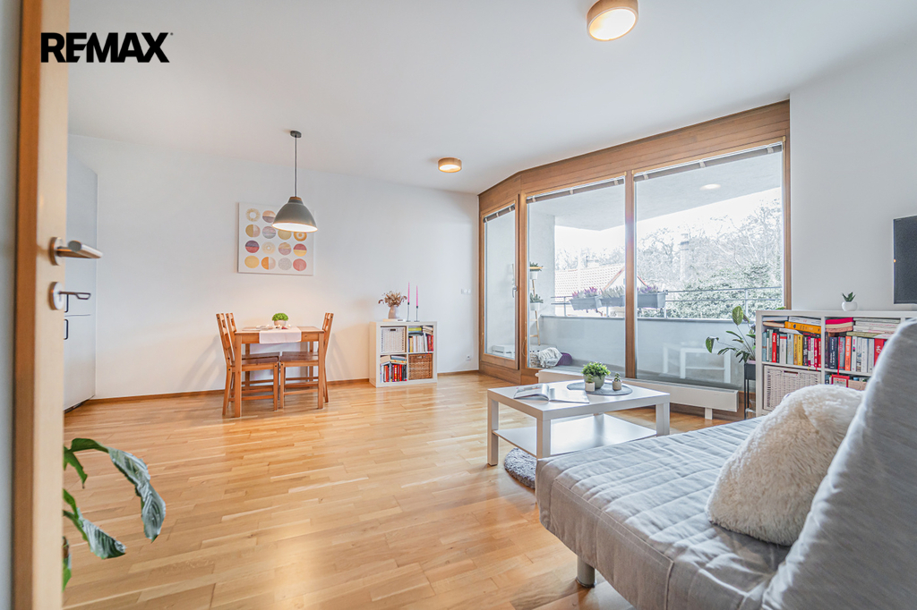 obývací pokoj se vstupem na terasu