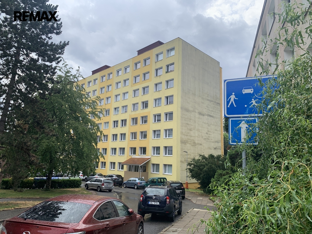 pohled na dům od příjezdové cesty