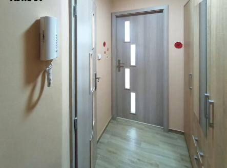 Ze vstupní chodby můžeme pokračovat | Prodej bytu, 1+kk, 37 m²