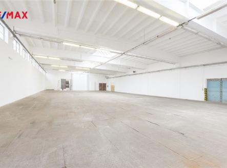 Pronájem - skladovací prostor, 542 m²