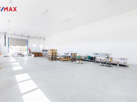 Pronájem - skladovací prostor, 538 m²