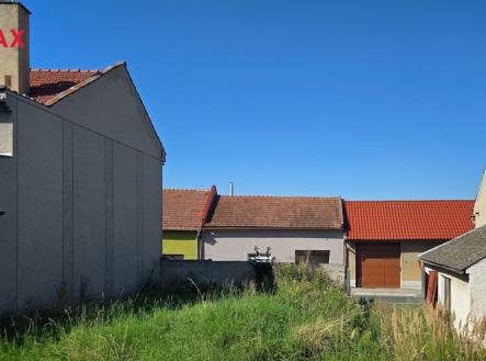 Pohled z pozemku k ulici | Prodej - pozemek pro bydlení, 635 m²