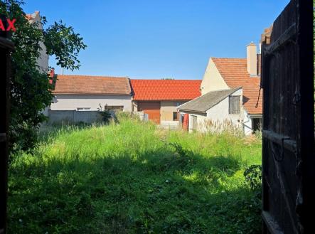 Pohled z pozemku k ulici | Prodej - pozemek pro bydlení, 635 m²