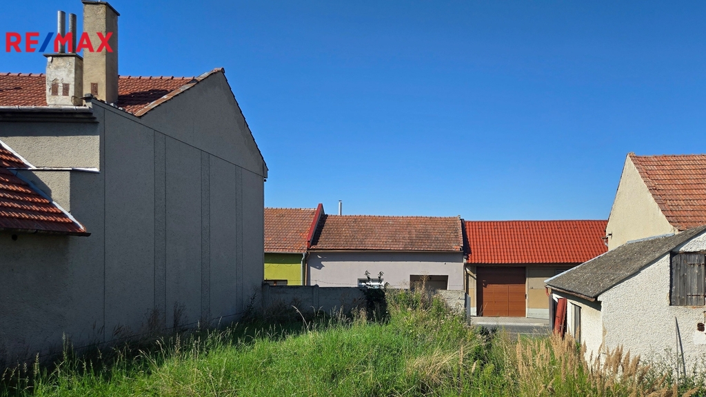 Pohled z pozemku k ulici