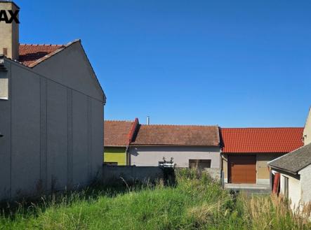 Pohled z pozemku k ulici | Prodej - pozemek pro bydlení, 635 m²