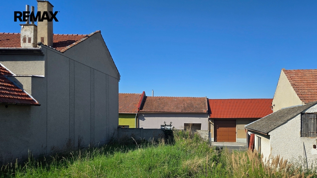 Pohled z pozemku k ulici