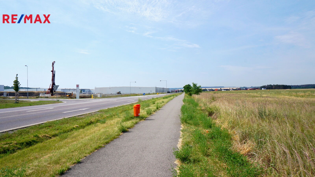 Pozemek 11.328 m2 - přilehlá komunikace