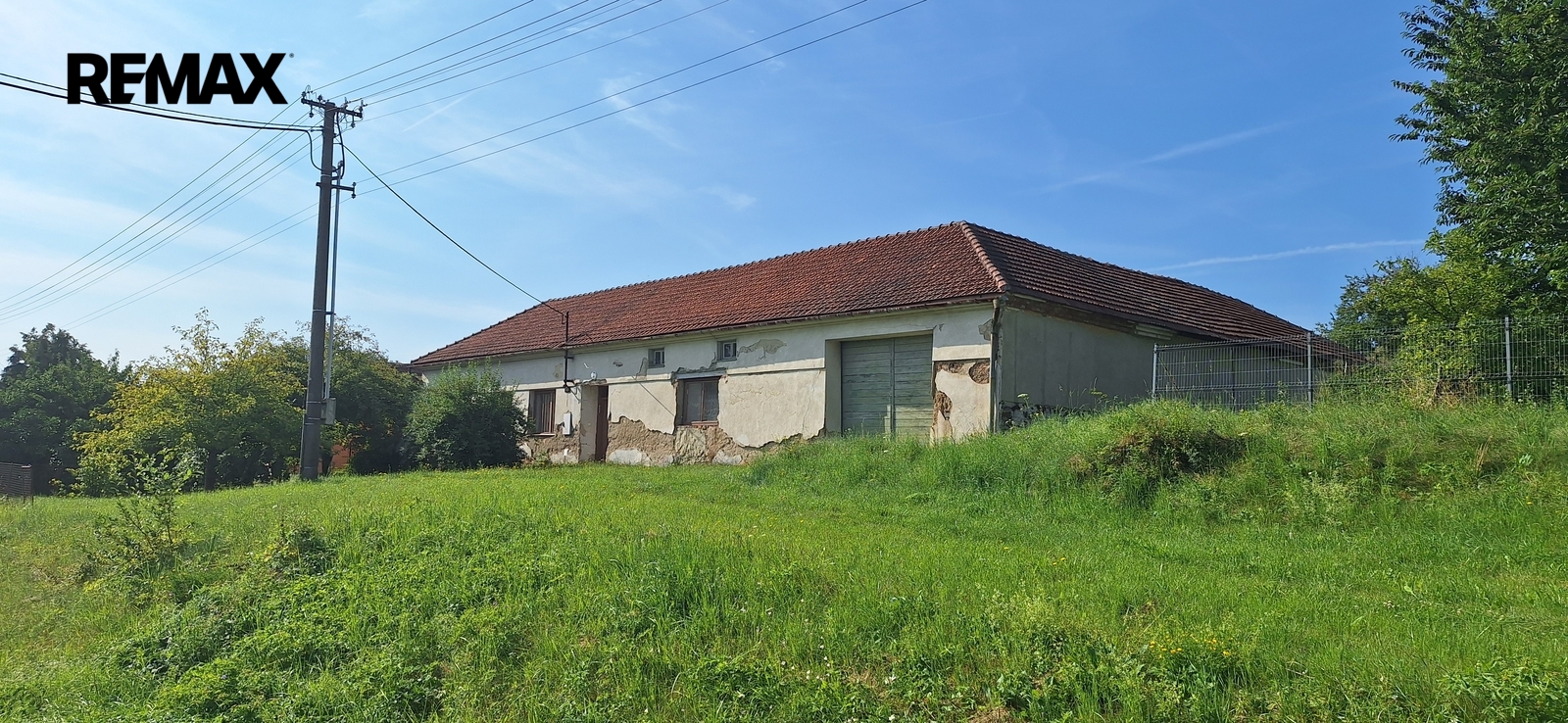 Pohled na dům z hlavní cesty