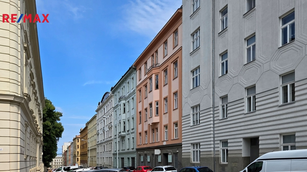 Pohled na bytový dům s provozovnou v přízemí