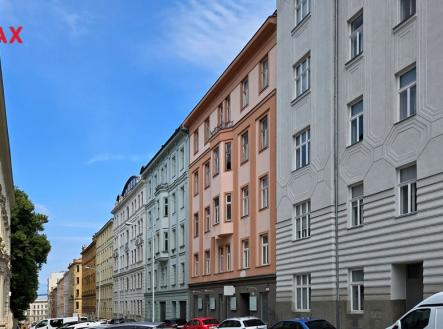 Pohled na bytový dům s provozovnou v přízemí | Prodej bytu, 3+1, 99 m²