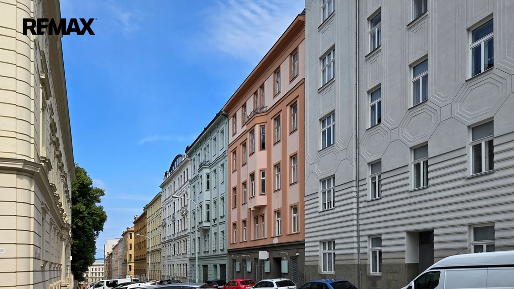 Pohled na bytový dům s provozovnou v přízemí