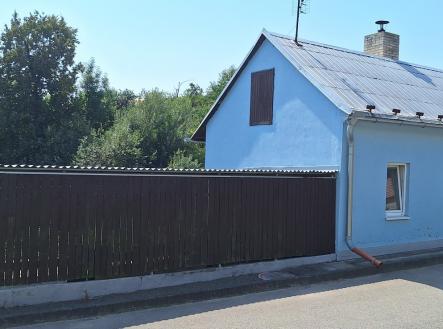 Pohled na dům z ulice | Prodej - dům/vila, 38 m²