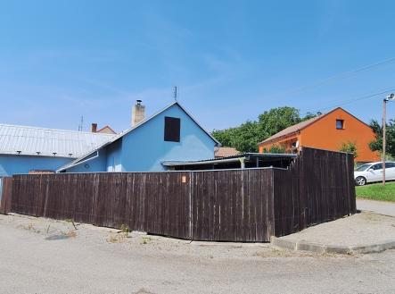 Pohled na dům z ulice | Prodej - dům/vila, 38 m²