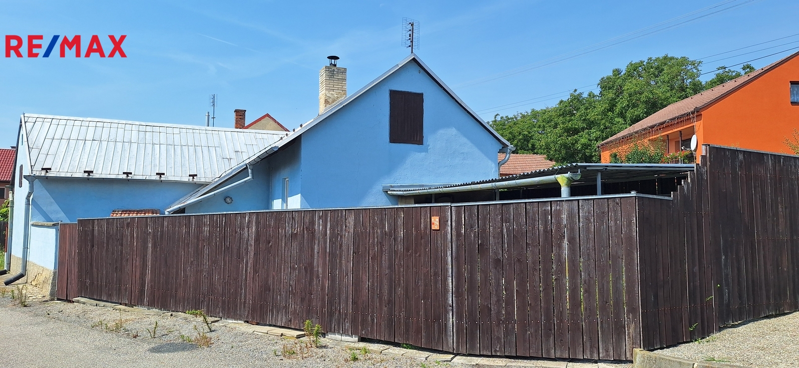 Ve výhradním zastoupení majitele nabízíme k prodeji slunný rodinný dům o dispozici 1+1 v osobním vlastnictví s dvorkem o celkové ploše 125 m2 v obci Studnice. Dům je v původním udržovaném stavu, určen