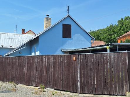 Ve výhradním zastoupení majitele nabízíme k prodeji slunný rodinný dům o dispozici 1+1 v osobním vlastnictví s dvorkem o celkové ploše 125 m2 v obci Studnice. Dům je v původním udržovaném stavu, určen | Prodej - chata/rekreační objekt, 38 m²