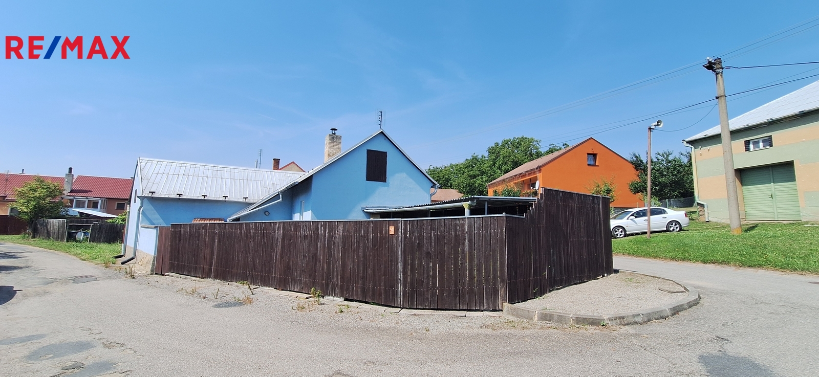 Ve výhradním zastoupení majitele nabízíme k prodeji slunný rodinný dům o dispozici 1+1 v osobním vlastnictví s dvorkem o celkové ploše 125 m2 v obci Studnice. Dům je v původním udržovaném stavu, určen