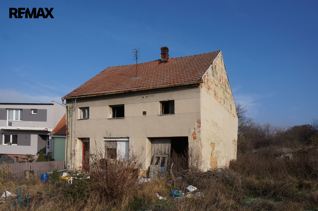 Čelní pohled na stávající dům na pozemku