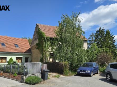 Čelní pohled na dům - stávající stav | Prodej - pozemek pro bydlení, 3 685 m²