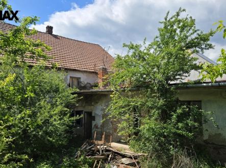 Pohled na dvorní část domu - současný stav | Prodej - pozemek pro bydlení, 3 685 m²