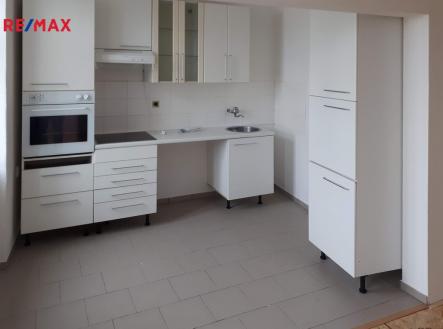 Fotografie interiéru bytového domu z doby, kdy jednotky nebyly pronajaty. | Prodej - nájemní dům, 314 m²