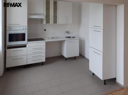 Fotografie interiéru bytového domu z doby, kdy jednotky nebyly pronajaty. | Prodej - nájemní dům, 443 m²