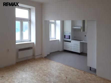 Fotografie interiéru bytového domu z doby, kdy jednotky nebyly pronajaty. | Prodej - nájemní dům, 443 m²