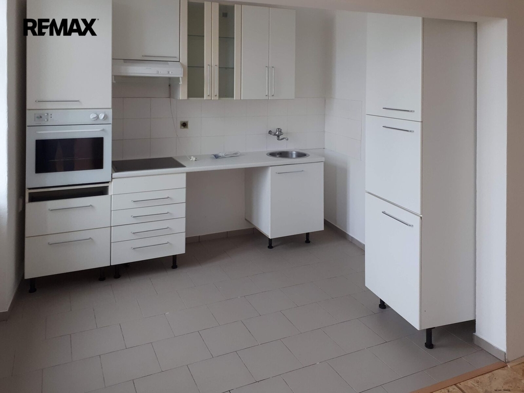 Fotografie interiéru bytového domu z doby, kdy jednotky nebyly pronajaty.