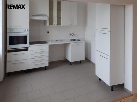 Fotografie interiéru bytového domu z doby, kdy jednotky nebyly pronajaty. | Prodej - nájemní dům, 443 m²