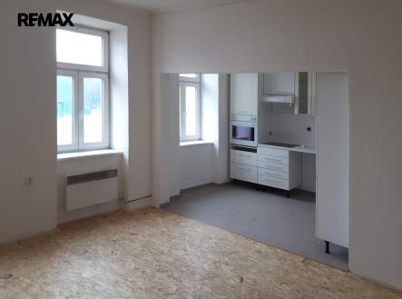 Fotografie interiéru bytového domu z doby, kdy jednotky nebyly pronajaty. | Prodej - nájemní dům, 443 m²