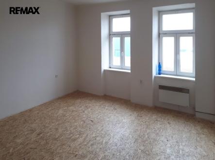 Fotografie interiéru bytového domu z doby, kdy jednotky nebyly pronajaty. | Prodej - nájemní dům, 443 m²