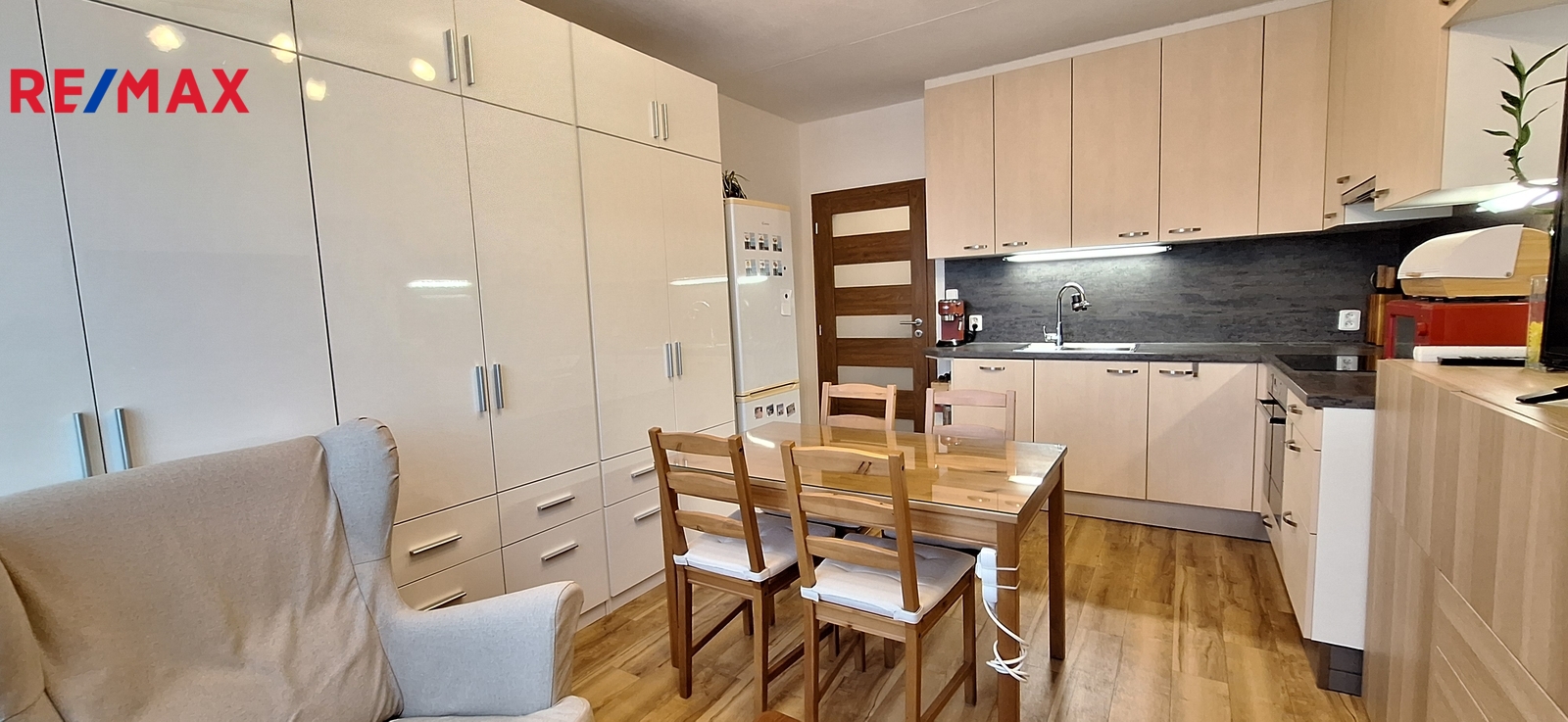 Obývací pokoj s kuchyňským koutem