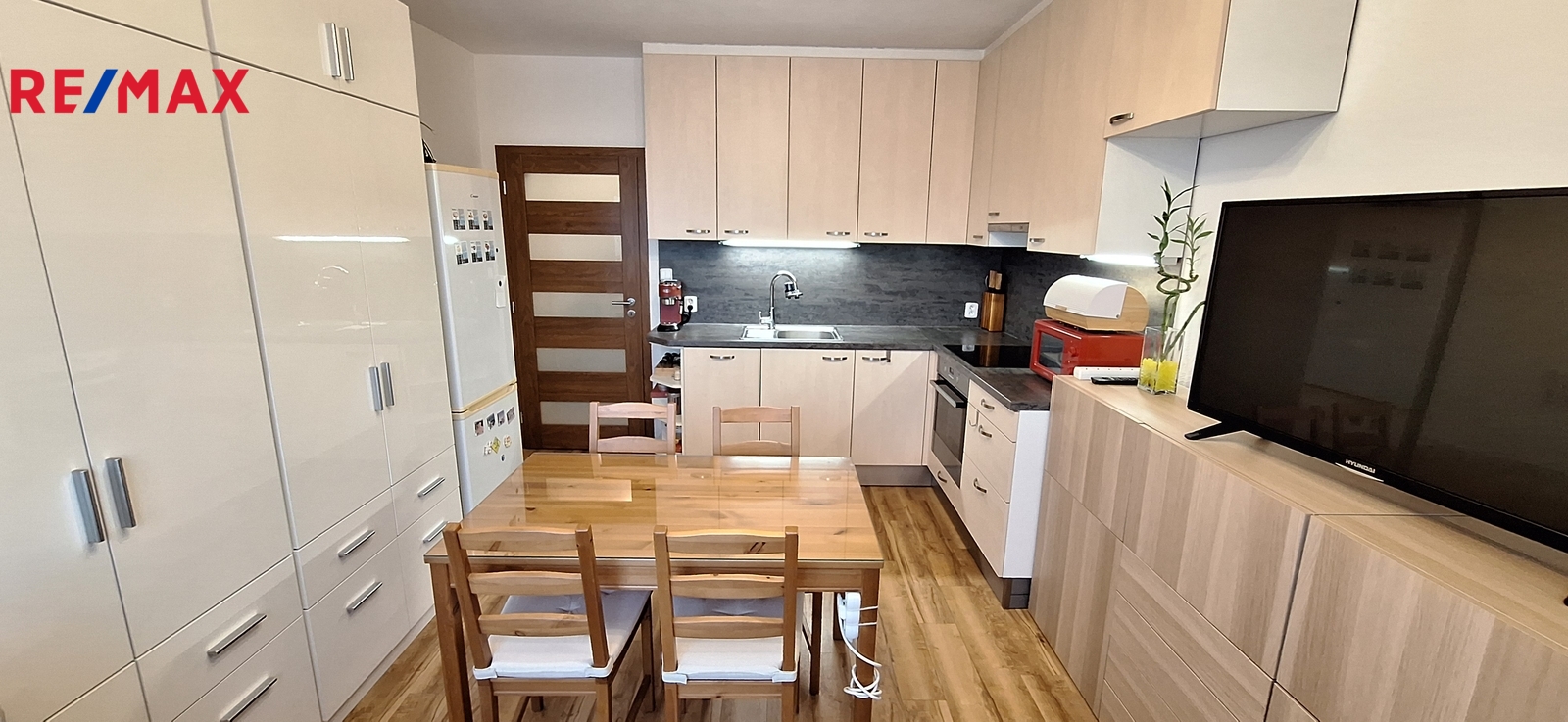 Obývací pokoj s kuchyňským koutem