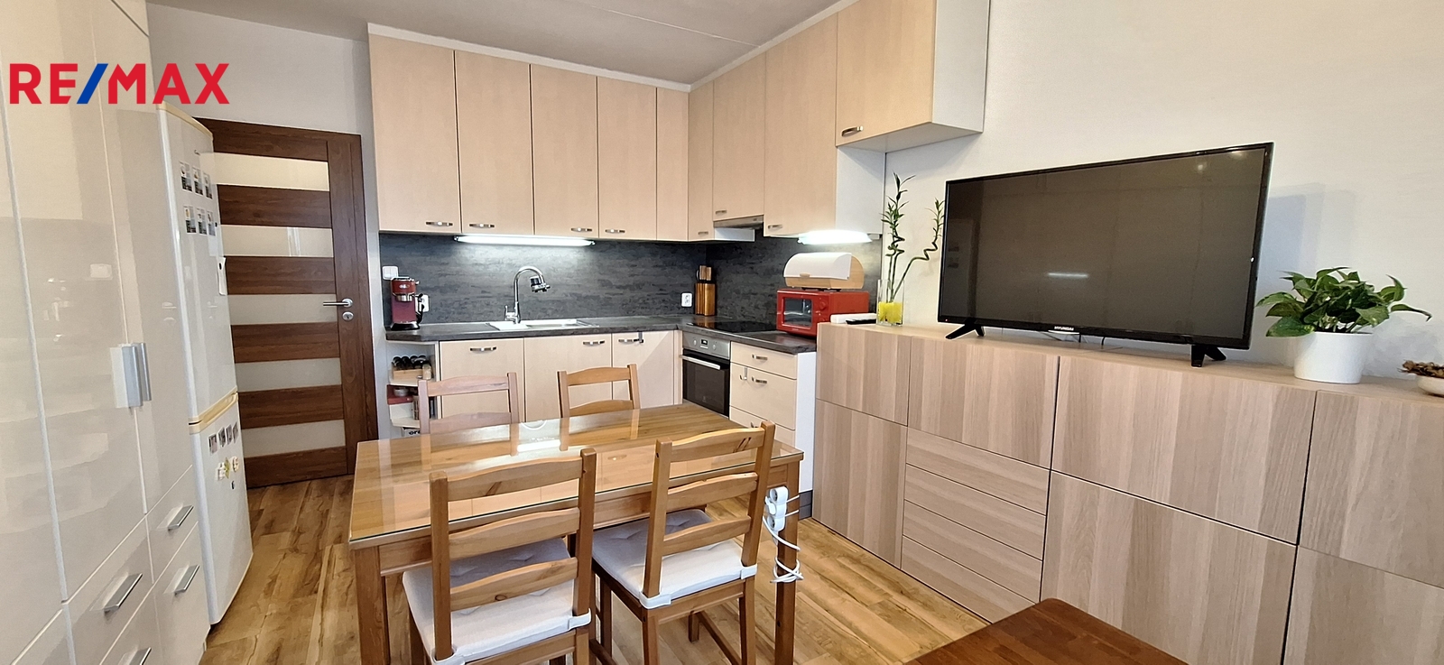 Obývací pokoj s kuchyňským koutem