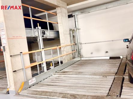 Horní plato garážového zakladače | Pronájem - malý objekt/garáž