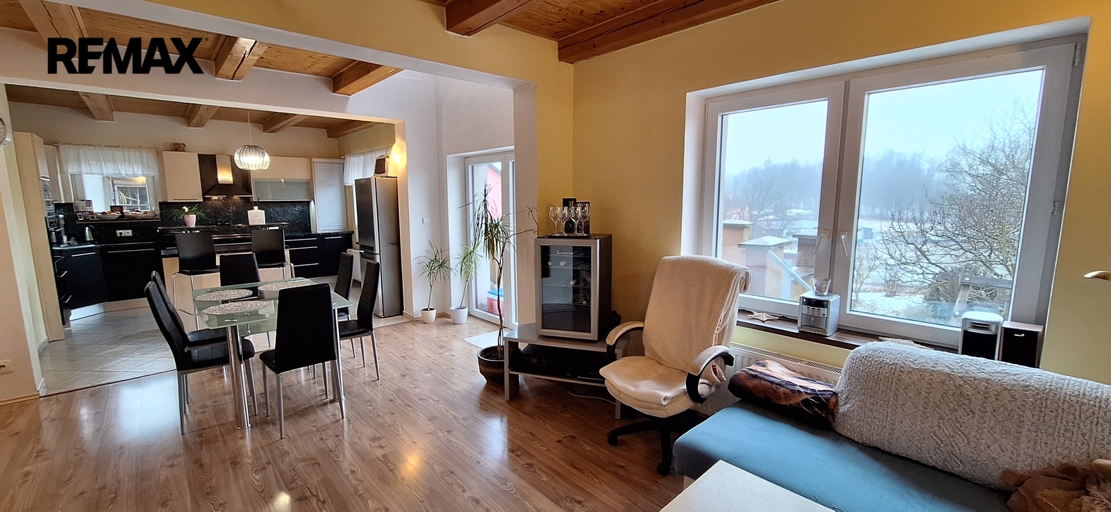 Obývací pokoj s kuchyní